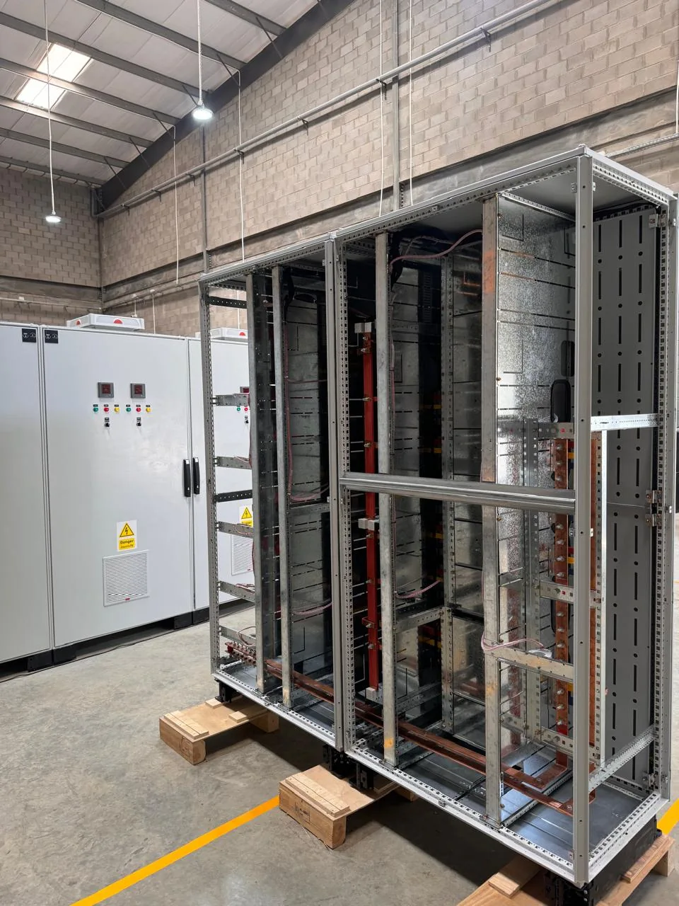 Low-voltage distribution panel